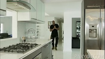 Пышная блондинка отдалась негру
