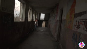 Жесткий трах в заброшенном доме