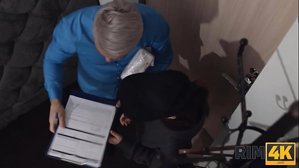 РИМ4К. Доставщица и парень не знают друг друга, но занимаются сексом