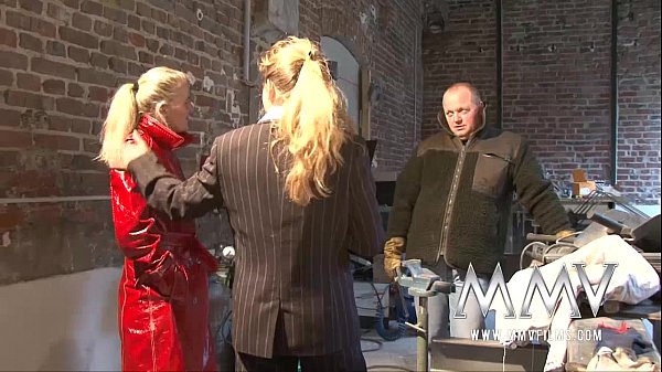Зрелая пара жарко трахается перед камерой