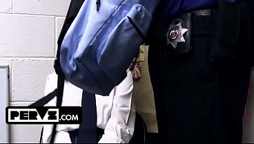 Хитрая воровка Анна Старр прячет духи в вагине