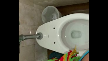 Жесткий трах с незнакомцем в барном туалете без презика