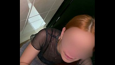 Жесткий трах с незнакомцем в барном туалете без презика
