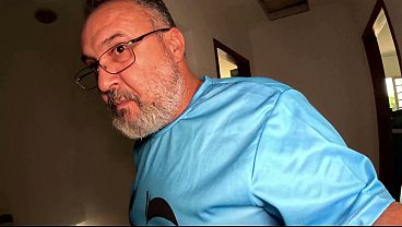 Шлюха трахается в душе с двумя мужиками