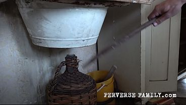 Жесткий секс с извращенной семьей: грязь, стоны, оргазм