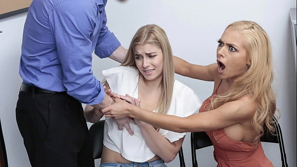 Горячую милфу Хани Блоссом и ее падчерицу трахнул охранник - Liftermilf